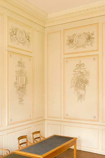 Vue d'un angle du salon avec les trophées représentant la justice et les travaux des champs. © Jérôme Mongreville / Région Bourgogne-Franche-Comté, Inventaire du patrimoine - 2008