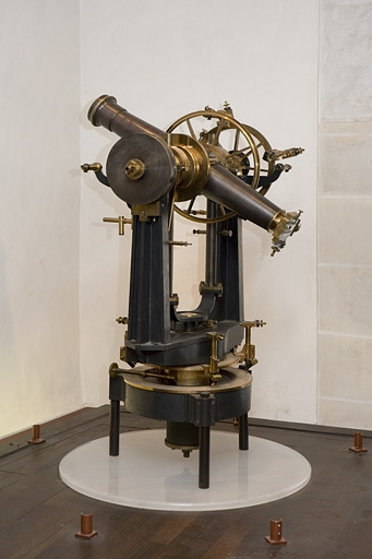 Vue d'ensemble de l'altazimut, exposé au Musée du Temps. © Yves Sancey / Région Bourgogne-Franche-Comté, Inventaire du patrimoine - 2008