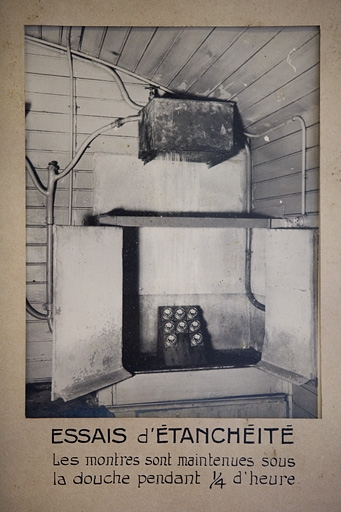 Essais d'étanchéité. Les montres sont maintenues sous la douche pendant 1/4 d'heure, entre 1932 et 1934. © Yves Sancey / Région Bourgogne-Franche-Comté, Inventaire du patrimoine - 2008 Essais d'étanchéité. Les montres sont maintenues sous la douche pendant 1/4 d'heure, entre 1932 et 1934. © Yves Sancey / Région Bourgogne-Franche-Comté, Inventaire du patrimoine - 2008