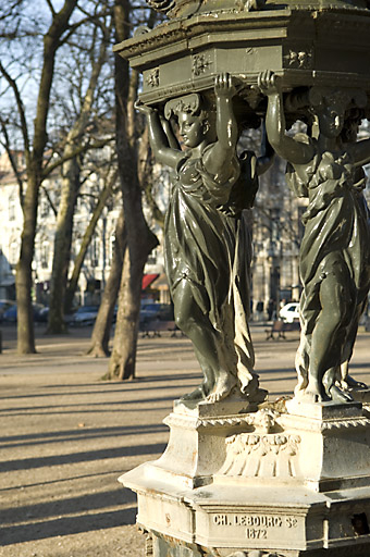 Borne fontaine dite fontaine wallace : détail de deux cariatide. © Jérôme Mongreville / Région Bourgogne-Franche-Comté, Inventaire du patrimoine - 2008