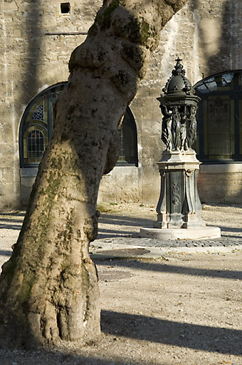 Borne fontaine dite fontaine wallace : vue d'ensemble éloignée. © Jérôme Mongreville / Région Bourgogne-Franche-Comté, Inventaire du patrimoine - 2008