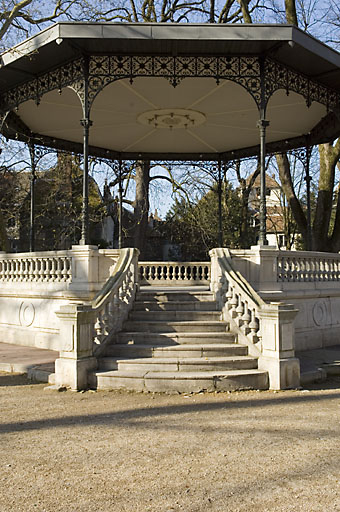 Kiosque : vue de face avec la montée d'escalier. © Jérôme Mongreville / Région Bourgogne-Franche-Comté, Inventaire du patrimoine - 2008
