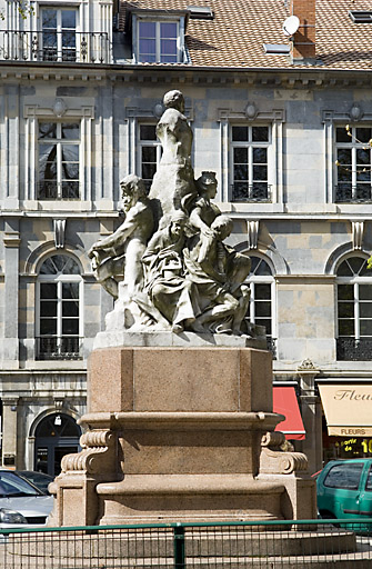 Monument dédié à Adolphe Viel-Picard : vue d'ensemble du côté du jardin public. © Jérôme Mongreville / Région Bourgogne-Franche-Comté, Inventaire du patrimoine - 2008