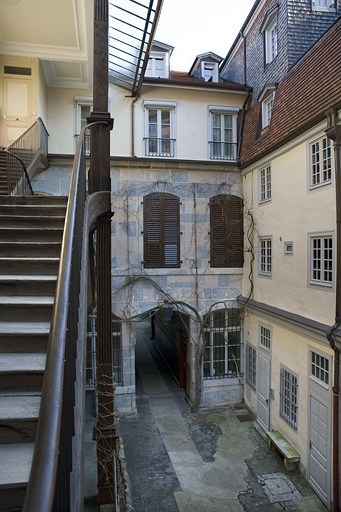Façade du premier logis secondaire depuis l'escalier à cage ouverte. © Yves Sancey / Région Bourgogne-Franche-Comté, Inventaire du patrimoine - 2008