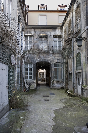 Façade postérieure du premier logis secondaire depuis le fond de la deuxième cour. © Yves Sancey / Région Bourgogne-Franche-Comté, Inventaire du patrimoine - 2008