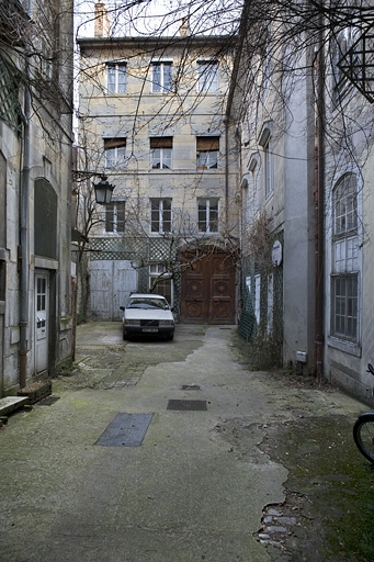 Vue d'ensemble des logis secondaires au fond de la deuxième cour. © Yves Sancey / Région Bourgogne-Franche-Comté, Inventaire du patrimoine - 2008