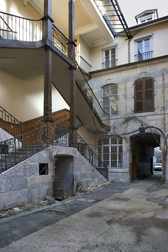 Détail de l'escalier à cage ouverte et de la façade antérieure du premier logis secondaire. © Yves Sancey / Région Bourgogne-Franche-Comté, Inventaire du patrimoine - 2008