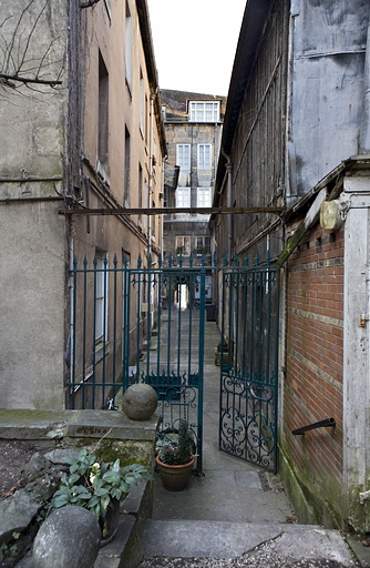 Vue d'ensemble des logis secondaires de la première cour, depuis la deuxième cour. © Yves Sancey / Région Bourgogne-Franche-Comté, Inventaire du patrimoine - 2008