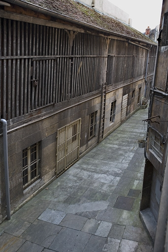 Vue d'ensemble du bûcher situé à gauche de la première cour. © Yves Sancey / Région Bourgogne-Franche-Comté, Inventaire du patrimoine - 2008