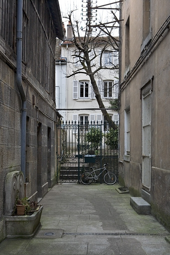 Vue d'ensemble du logis secondaire situé en fond de parcelle, depuis la première cour. © Yves Sancey / Région Bourgogne-Franche-Comté, Inventaire du patrimoine - 2008