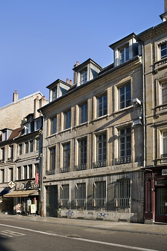 Vue d'ensemble du logis principal sur rue. © Yves Sancey / Région Bourgogne-Franche-Comté, Inventaire du patrimoine - 2008