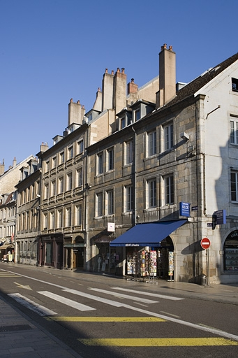 Logis principal sur rue : vue d'ensemble éloignée. © Yves Sancey / Région Bourgogne-Franche-Comté, Inventaire du patrimoine - 2008