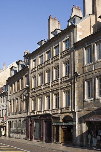 Logis principal, façade sur rue : vue d'ensemble de trois quarts droit. © Yves Sancey / Région Bourgogne-Franche-Comté, Inventaire du patrimoine - 2008
