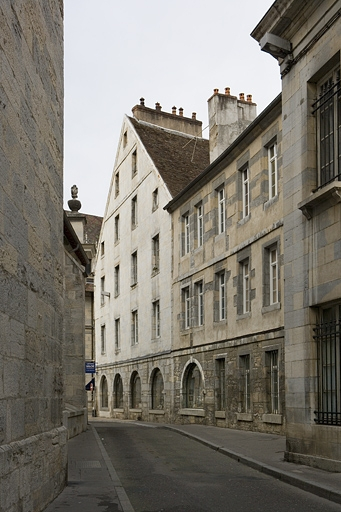 Détail de la façade latérale du logis principal et du logis secondaire depuis la rue de la Bibliothèque. © Yves Sancey / Région Bourgogne-Franche-Comté, Inventaire du patrimoine - 2008
