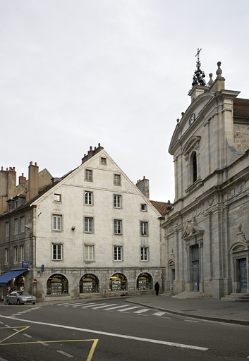 Vue d'ensemble de la façade latérale du logis principal de trois quarts droit. © Yves Sancey / Région Bourgogne-Franche-Comté, Inventaire du patrimoine - 2008