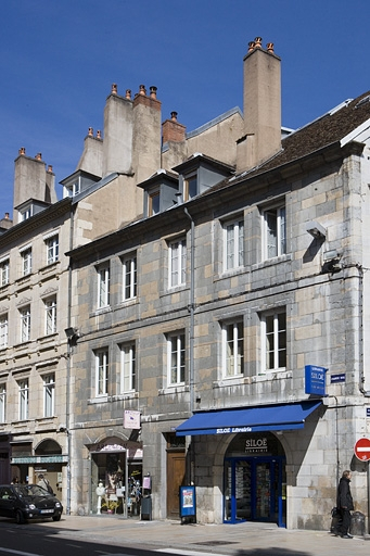 Vue d'ensemble de la façade principale du logis sur rue de trois quarts droit. © Yves Sancey / Région Bourgogne-Franche-Comté, Inventaire du patrimoine - 2008