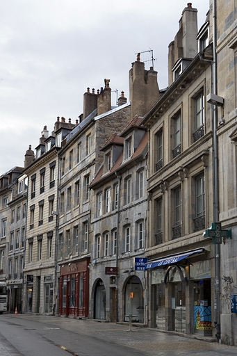 Vue éloignée de la maison dans l'alignement de la rue. © Yves Sancey / Région Bourgogne-Franche-Comté, Inventaire du patrimoine - 2008