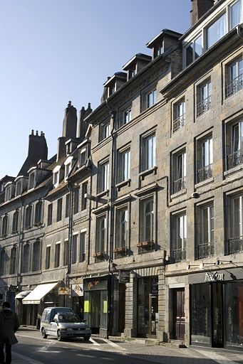 Vue éloignée de la maison dans l'alignement de la rue. © Yves Sancey / Région Bourgogne-Franche-Comté, Inventaire du patrimoine - 2008