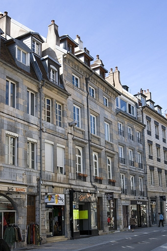 Vue d'ensemble de la façade sur rue de trois quarts gauche. © Yves Sancey / Région Bourgogne-Franche-Comté, Inventaire du patrimoine - 2008