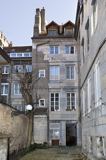 Vue d'ensemble de la façade postérieure du logis principal. © Yves Sancey / Région Bourgogne-Franche-Comté, Inventaire du patrimoine - 2008