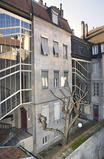 Vue d'ensemble du bâtiment encadrant les deux escaliers à cage ouverte situés dans la première cour. © Yves Sancey / Région Bourgogne-Franche-Comté, Inventaire du patrimoine - 2008