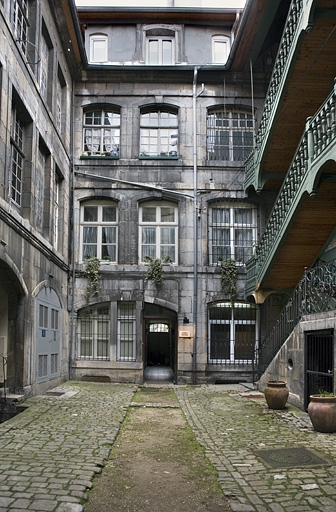 Vue d'ensemble de la façade antérieure du logis secondaire. © Yves Sancey / Région Bourgogne-Franche-Comté, Inventaire du patrimoine - 2008