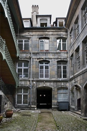 Vue d'ensemble de la façade postérieure du logis principal. © Yves Sancey / Région Bourgogne-Franche-Comté, Inventaire du patrimoine - 2008