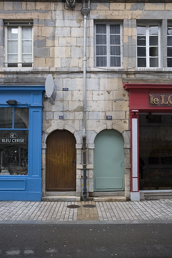 Façade sur rue : détail de la porte d'entrée du couloir. © Yves Sancey / Région Bourgogne-Franche-Comté, Inventaire du patrimoine - 2008