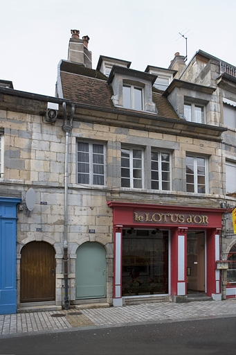 Vue rapprochée depuis la rue, de trois quarts gauche. © Yves Sancey / Région Bourgogne-Franche-Comté, Inventaire du patrimoine - 2008