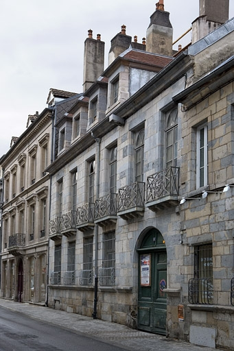 Vue d'ensemble depuis la rue de trois quarts droit. © Yves Sancey / Région Bourgogne-Franche-Comté, Inventaire du patrimoine - 2008