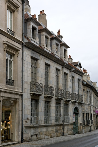 Vue d'ensemble depuis la rue de trois quarts gauche. © Yves Sancey / Région Bourgogne-Franche-Comté, Inventaire du patrimoine - 2008