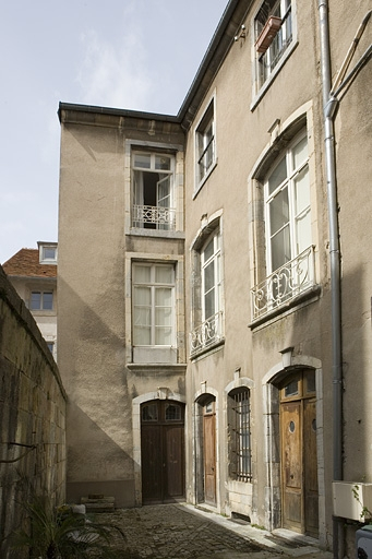 Vue d'ensemble de la cour secondaire donnant sur la rue de la Bibliothèque. © Yves Sancey / Région Bourgogne-Franche-Comté, Inventaire du patrimoine - 2008