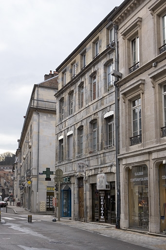Vue d'ensemble de la façade sur rue de trois quarts droit. © Yves Sancey / Région Bourgogne-Franche-Comté, Inventaire du patrimoine - 2008