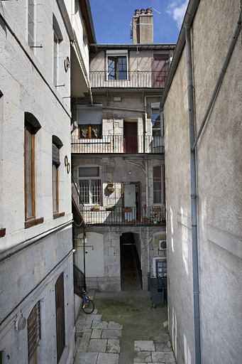 Vue d'ensemble de la façade postérieure du logis principal depuis le fond de la cour. © Yves Sancey / Région Bourgogne-Franche-Comté, Inventaire du patrimoine - 2008