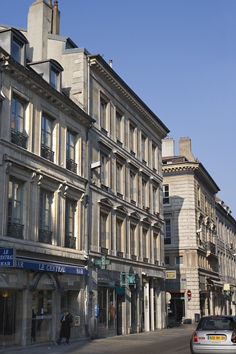 Vue d'ensemble de l'immeuble depuis la rue des Granges, de trois quarts gauche. © Yves Sancey / Région Bourgogne-Franche-Comté, Inventaire du patrimoine - 2008