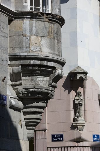 Détail de l'oriel, avec la niche d'angle de l'hôtel d'Hennezel. © Yves Sancey / Région Bourgogne-Franche-Comté, Inventaire du patrimoine - 2008
