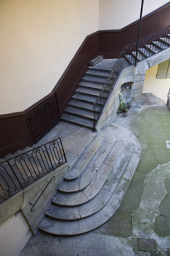 Vue de l'escalier à cage ouverte, en plongée. © Yves Sancey / Région Bourgogne-Franche-Comté, Inventaire du patrimoine - 2008