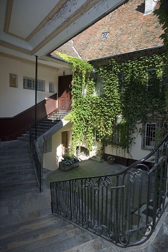 Vue de la cour depuis l'escalier à cage ouverte. © Yves Sancey / Région Bourgogne-Franche-Comté, Inventaire du patrimoine - 2008