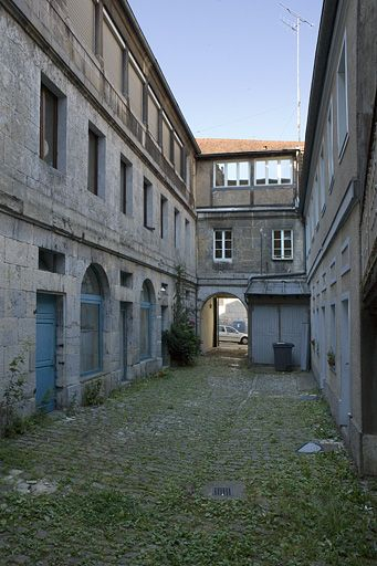 Vue d'ensemble de la cour des communs depuis le fond de l'espace libre. © Yves Sancey / Région Bourgogne-Franche-Comté, Inventaire du patrimoine - 2008