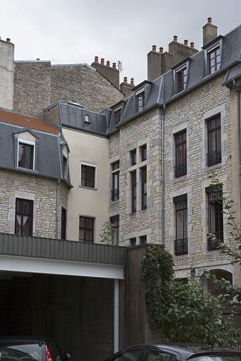 Façade postérieure du logis principal, de trois quarts droit. © Yves Sancey / Région Bourgogne-Franche-Comté, Inventaire du patrimoine - 2008