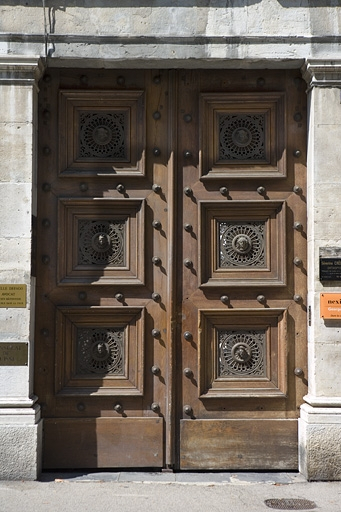 Façade sur rue : détail des vantaux en menuiserie du portail d'entrée. © Yves Sancey / Région Bourgogne-Franche-Comté, Inventaire du patrimoine - 2008