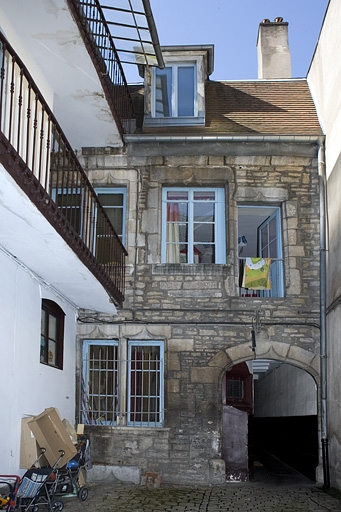Façade postérieure du logis principal, de face. © Yves Sancey / Région Bourgogne-Franche-Comté, Inventaire du patrimoine - 2008