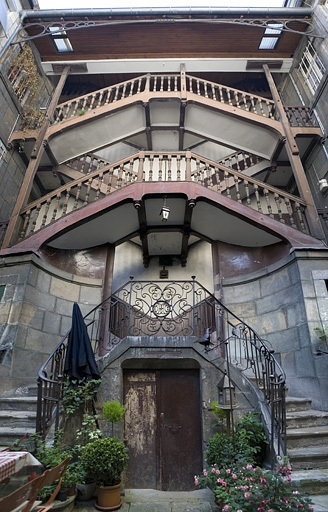 Vue d'ensemble de l'escalier à cage ouverte sur cour, de face. © Yves Sancey / Région Bourgogne-Franche-Comté, Inventaire du patrimoine - 2008