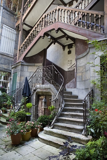 Vue de l'escalier à cage ouverte, de trois quart droit. © Yves Sancey / Région Bourgogne-Franche-Comté, Inventaire du patrimoine - 2008