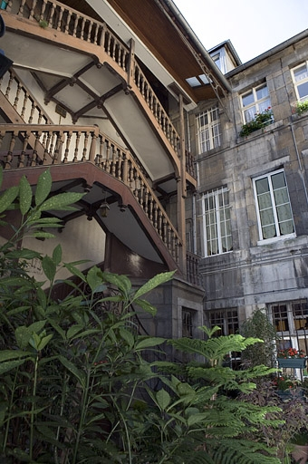 Vue de l'escalier à cage ouverte, de trois quart gauche. © Yves Sancey / Région Bourgogne-Franche-Comté, Inventaire du patrimoine - 2008