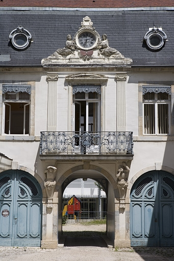 Détail de la partie centrale du logis au fond de la première cour. © Yves Sancey / Région Bourgogne-Franche-Comté, Inventaire du patrimoine - 2008