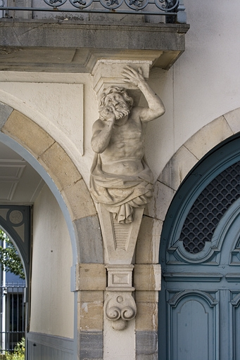 Détail de l'atlante droit supportant le balcon du logis en fond de cour, de face. © Yves Sancey / Région Bourgogne-Franche-Comté, Inventaire du patrimoine - 2008