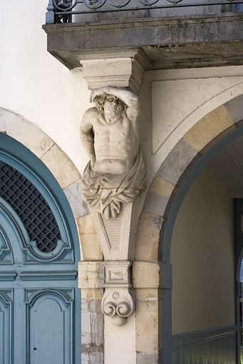 Détail de l'atlante gauche supportant le balcon du logis en fond de cour, de face. © Yves Sancey / Région Bourgogne-Franche-Comté, Inventaire du patrimoine - 2008
