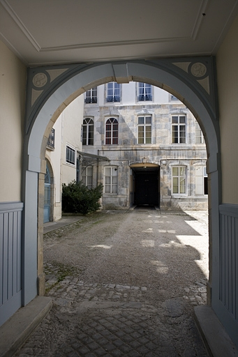 Vue de la première cour depuis le passage cocher du logis secondaire. © Yves Sancey / Région Bourgogne-Franche-Comté, Inventaire du patrimoine - 2008