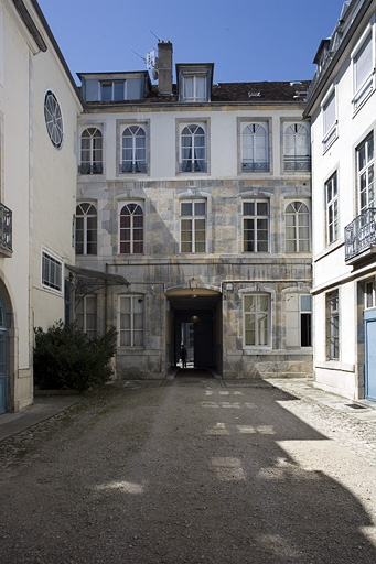 Vue d'ensemble des bâtiments autour de la première cour. © Yves Sancey / Région Bourgogne-Franche-Comté, Inventaire du patrimoine - 2008